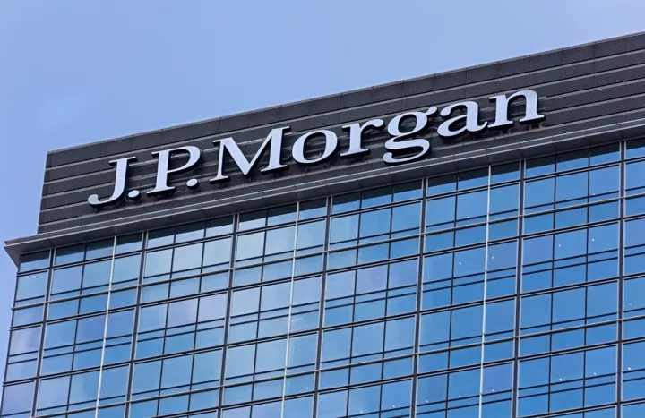 JP Morgan: Θετική για τις μετοχές – Η Ελλάδα παραμένει φθηνότερη από την Ευρωζώνη