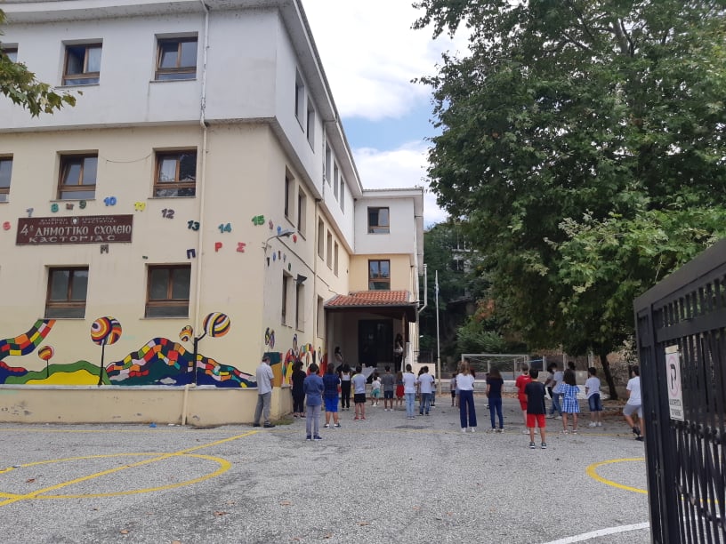 Καστοριά: 24χρονος γρονθοκόπησε δασκάλα μέσα σε δημοτικό σχολείο – Τη μεταφέραν στο νοσοκομείο