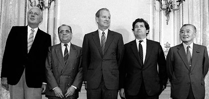 Το Plaza Accord ρίχνει το δολάριο