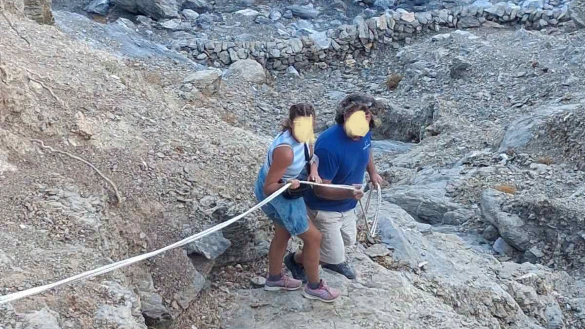 Αμοργός: Γαλλίδα κατέβηκε σε γκρεμό για να πιάσει το σακάκι της και εγκλωβίστηκε