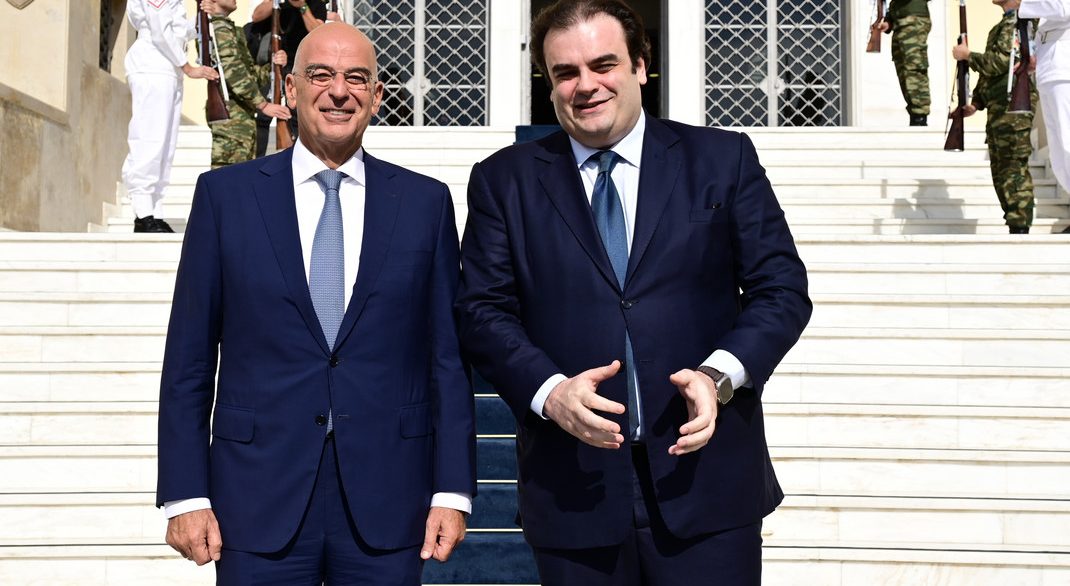 Ο Δένδιας και Πιερρακάκης οδηγούν την κούρσα