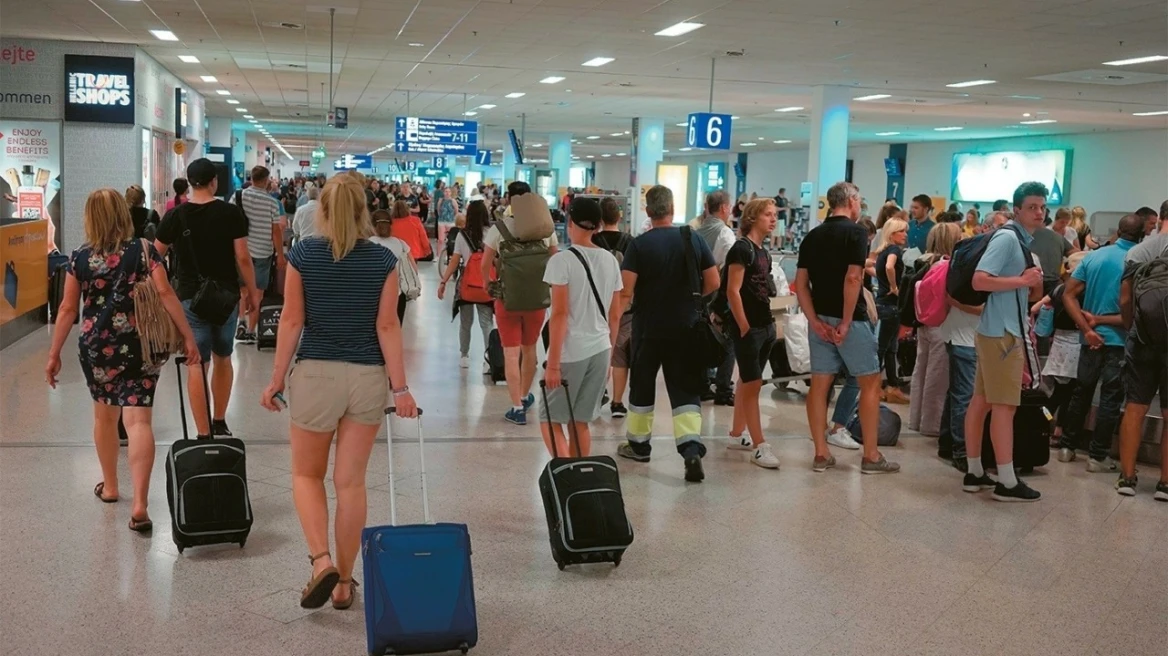 Τουρισμός: Πτώση στις διεθνείς αφίξεις στα αεροδρόμια Αθήνας, Σαντορίνης μέσα στον Αύγουστο