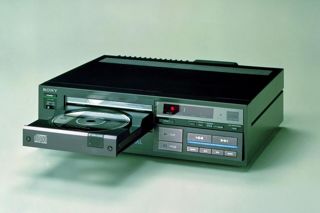 Το πρώτο CD player αλλάζει τη μουσική βιομηχανία