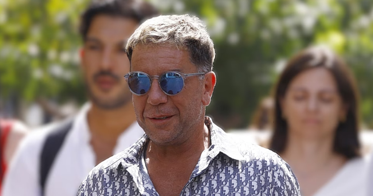 Το «παιδί» του Μαζωνάκη στον τάφο: Ένα λουλούδι, ένα φιλί