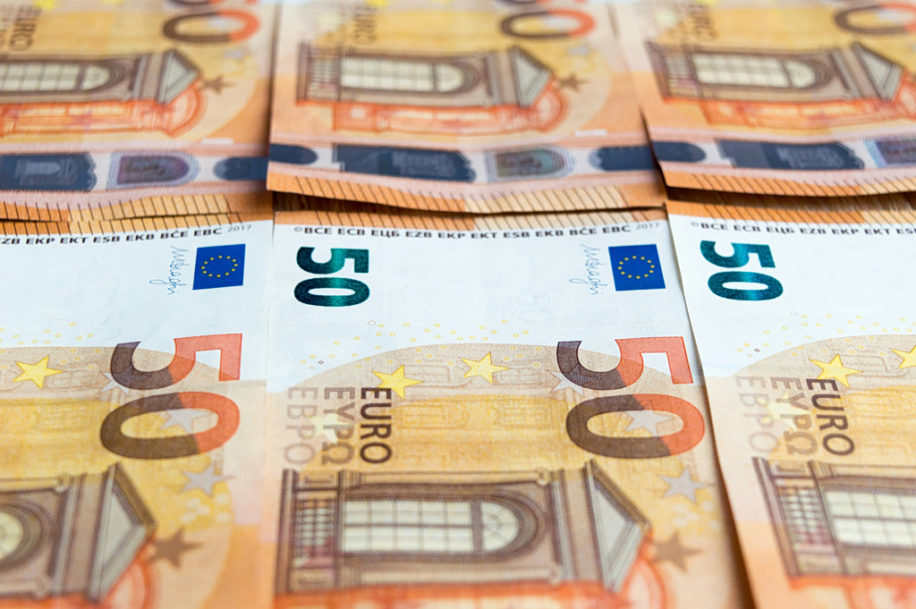 Πρόστιμα 100.000€ για ενδοομιλικές: Τσουνάμι ελέγχων;