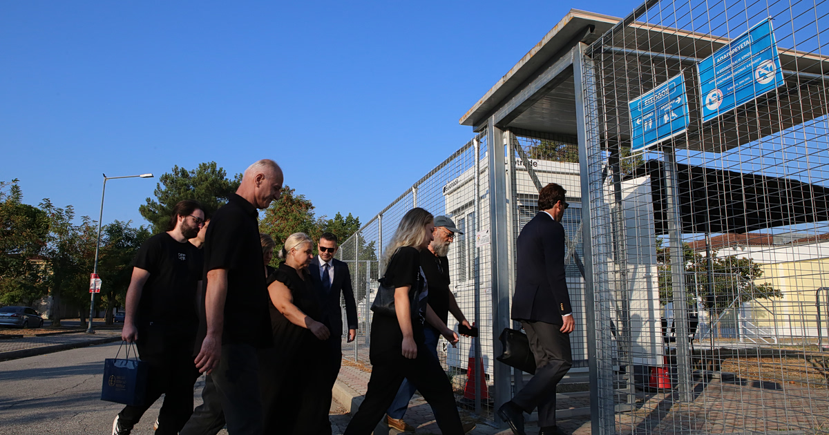 Τέμπη: Η Καρυστιανού στο βήμα, το κινητό στο μικροσκόπιο