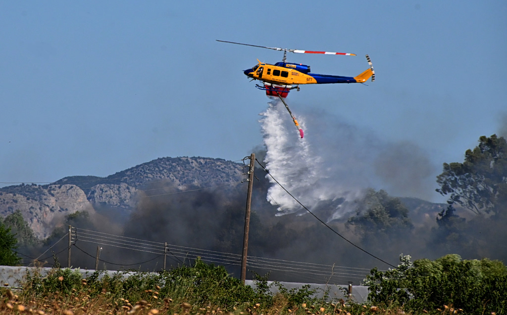 Σαλαμίνα: Πύρινη κόλαση! Το 112 χτυπά. Τι συμβαίνει;