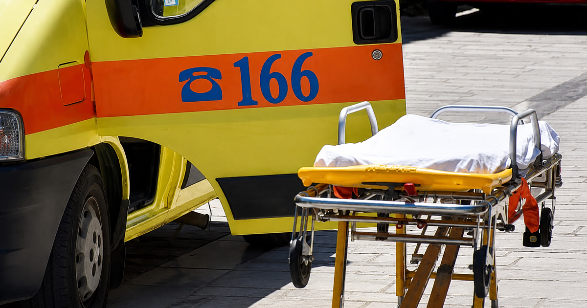 Χάος στην Παραλιακή: Μηχανή ανατράπηκε, οδηγός τραυματίας