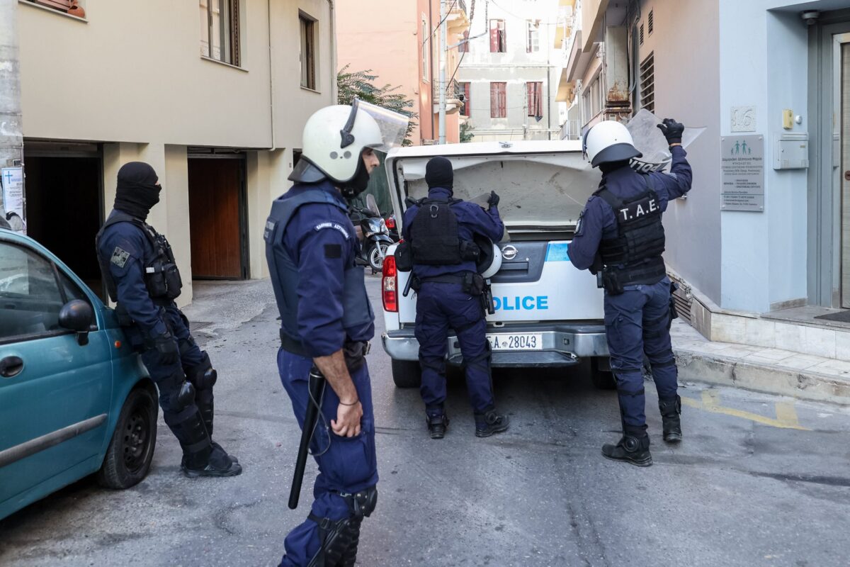 Κρήτη: Υβριστικό μήνυμα ανηλίκων άναψε φωτιές! Όπλα και χόρτο