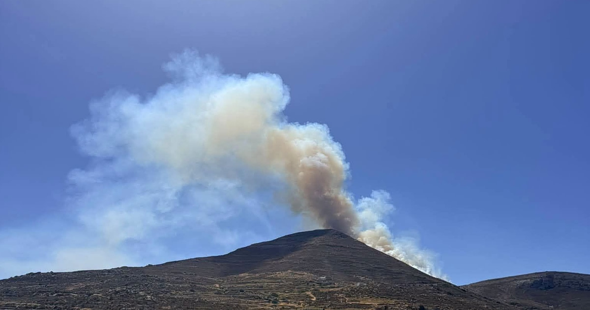 Κόκκινος συναγερμός στην Πάρο: Φωτιά «καταπίνει» τις Λεύκες