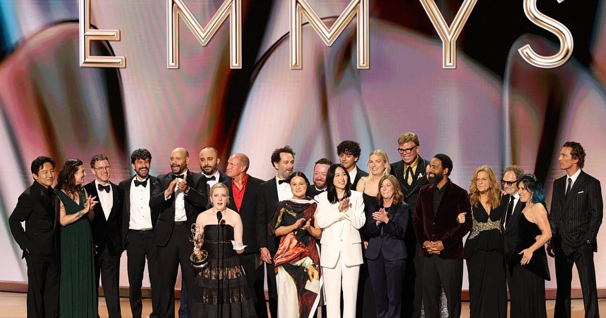 Emmy 2026: Το ‘Widow’s Bay’ σάρωσε! Ιστορικά ρεκόρ Smart-Rhys