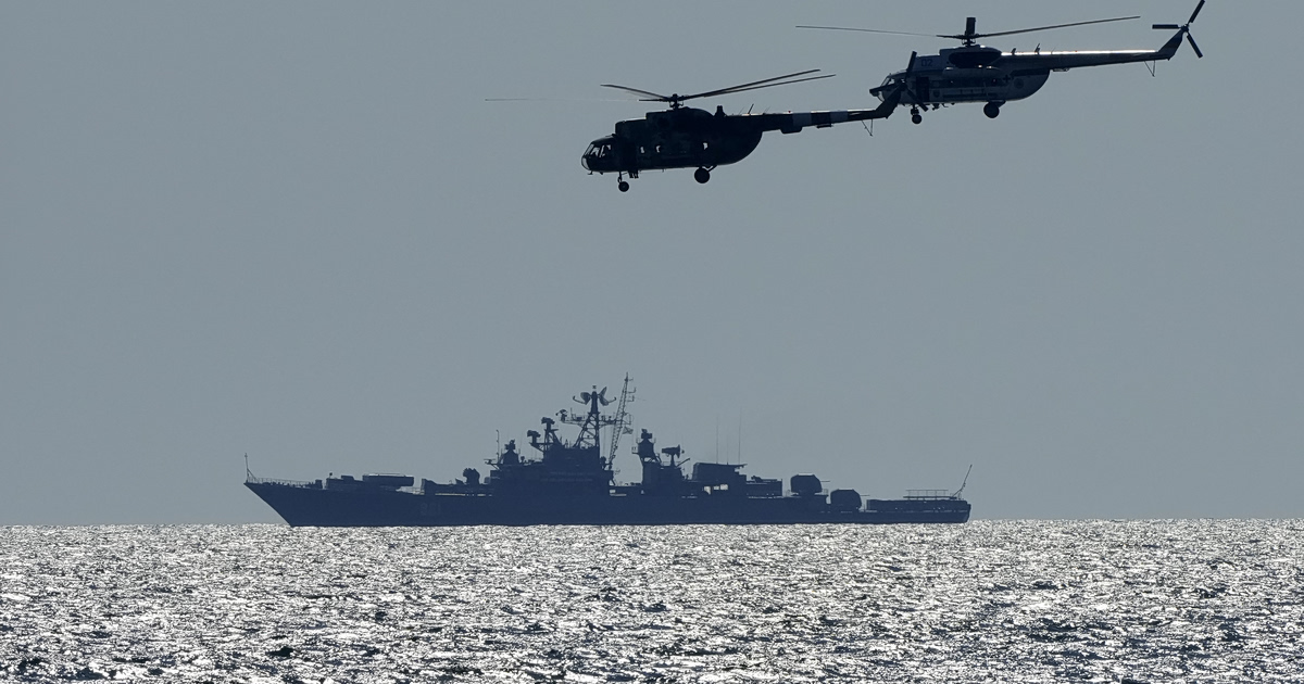 «ΦΩΤΙΑ» στη Βαλτική! Ρωσική φρεγάτα «κυνηγάει» ελικόπτερο!