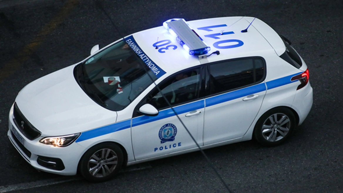 Άνδρας σε αμόκ έμπαινε με τη βία σε αυτοκίνητα και τα έκανε γυαλιά καρφιά σε σπίτι