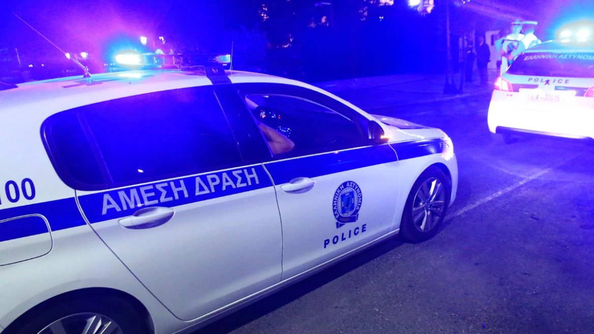 Καταδίωξη στο Αντίρριο κατέληξε σε τρεις συλλήψεις: Οι δράστες έκρυψαν ναρκωτικά και χρήματα σε θάμνους