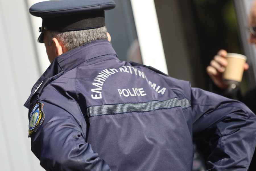 Βόλος: Χειροπέδες σε αστυνομικό που ζητούσε 700 ευρώ για να επιστρέψει πινακίδες