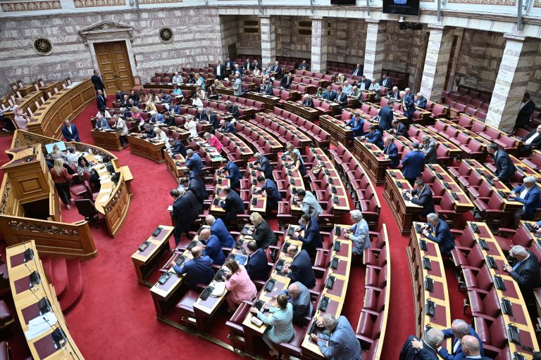 «Και η δεύτερη ψηφοφορία χωρίς συμφωνία για το Σύνταγμα – Η ΝΔ μόνη της, τα 33 άρθρα πάνε στην επόμενη Βουλή»