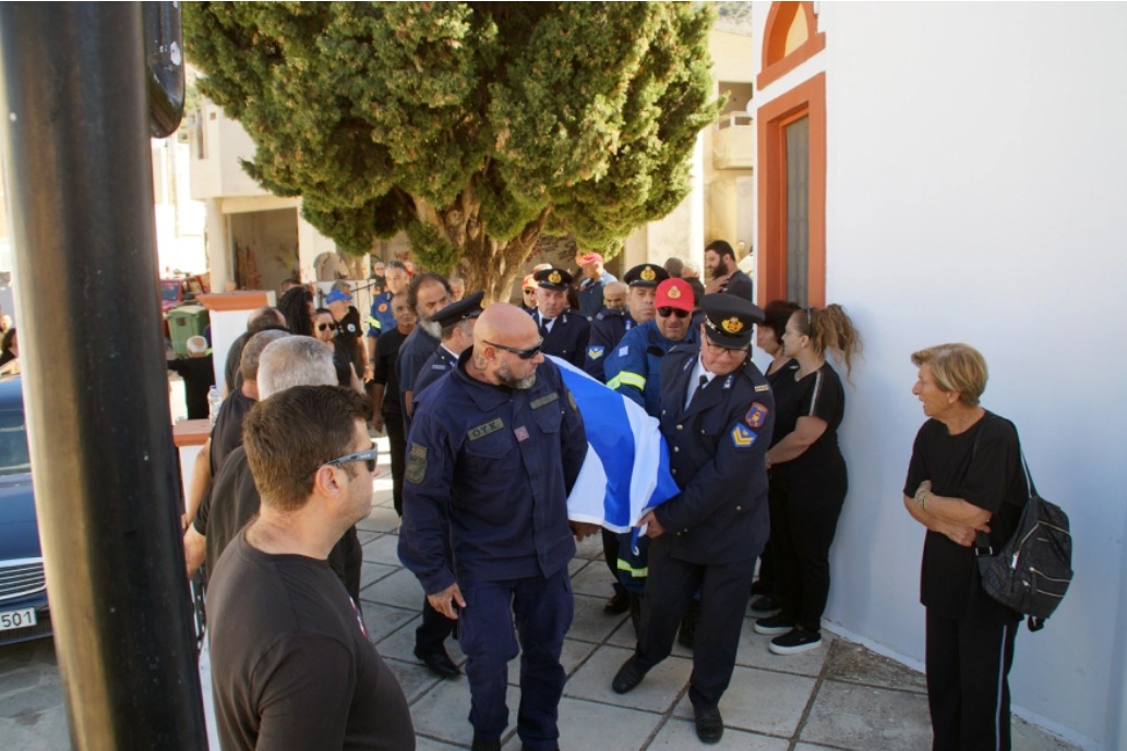 Ρόδος: Συγκίνηση στο τελευταίο «αντίο» στον πυροσβέστη Πέτρο Διακάκη – Μεσίστιες οι σημαίες