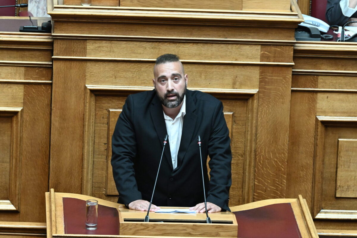 Μανούσος: “Εκπροσωπώ τη Συμμαχία Ελλήνων” – Σφοδρές αντιδράσεις στην Ολομέλεια»