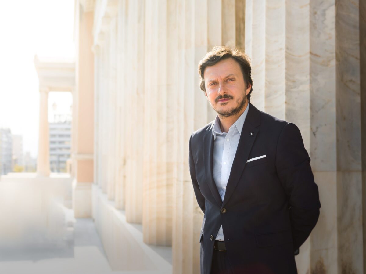 Μπρα ντε φερ κυβέρνησης – ΠΑΣΟΚ: «Δορυφόρος του Τσίπρα» ή «ο πνιγμένος από τα μαλλιά του πιάνεται»;»