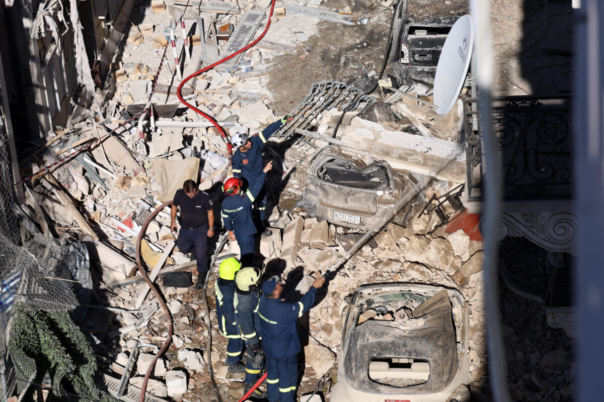 Πλάκα: Έκρηξη στον δεύτερο όροφο – Βρέθηκαν διαβατήρια Ian και Florida, ολονύχτια επιχείρηση για έξι αγνοούμενους