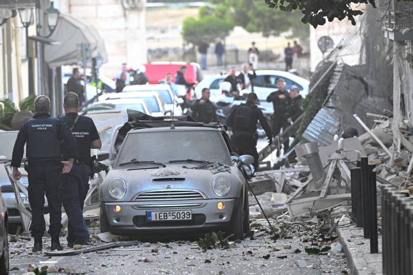 Έκρηξη στην Πλάκα: Πέντε αγνοούμενοι. Δύο ηλικιωμένοι και τρεις τουρίστες