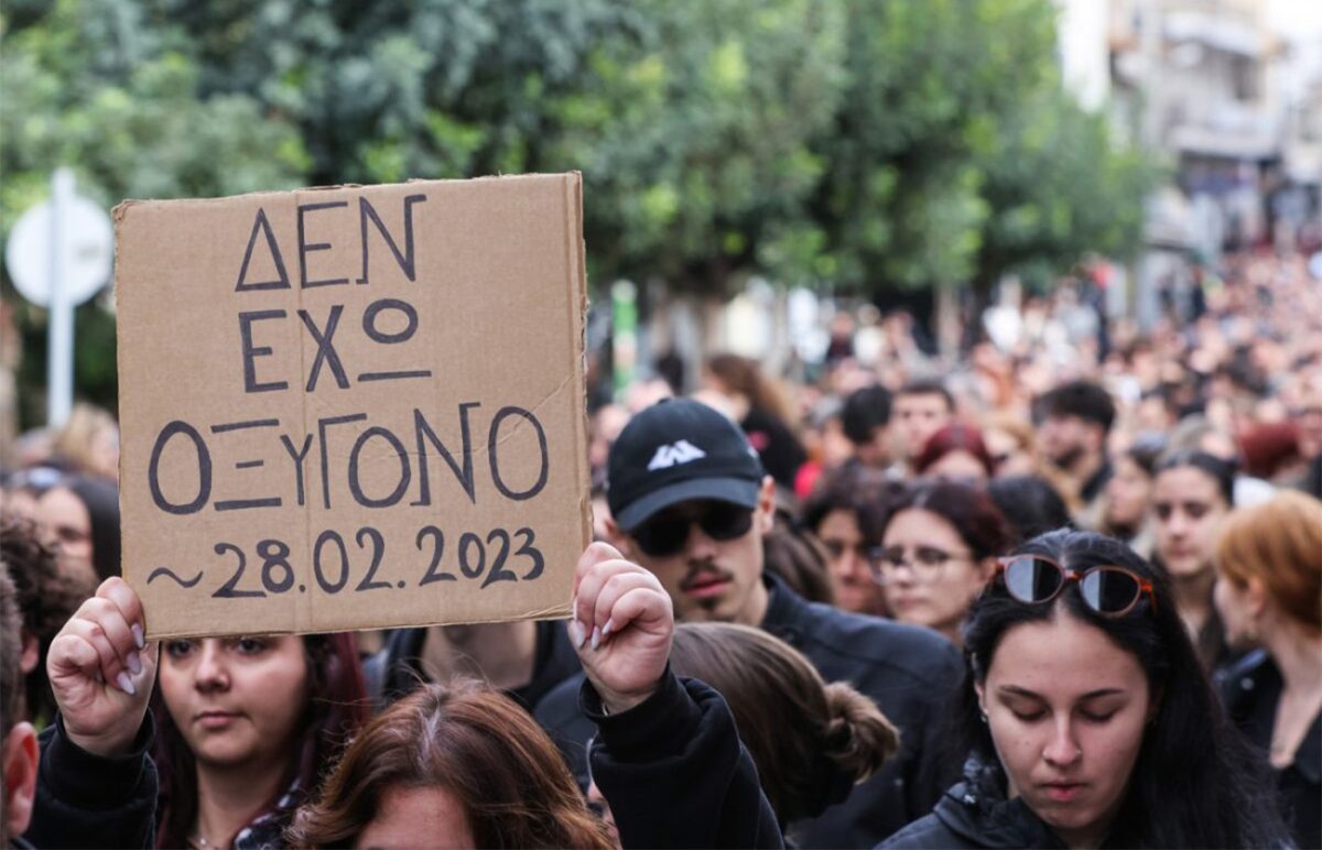 Τέμπη: ΚΚΕ κατά ΕΕ και κυβερνήσεων – «Να καθίσουν στο σκαμνί, όχι να κάνουν τους εξεταστές»