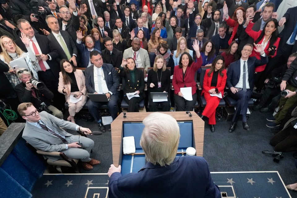 Πρωτοφανής κίνηση: ABC, CBS, NBC και Fox κόβουν την κάλυψη του Τραμπ – Στα δικαστήρια τα τρία αποκλεισμένα ΜΜΕ»