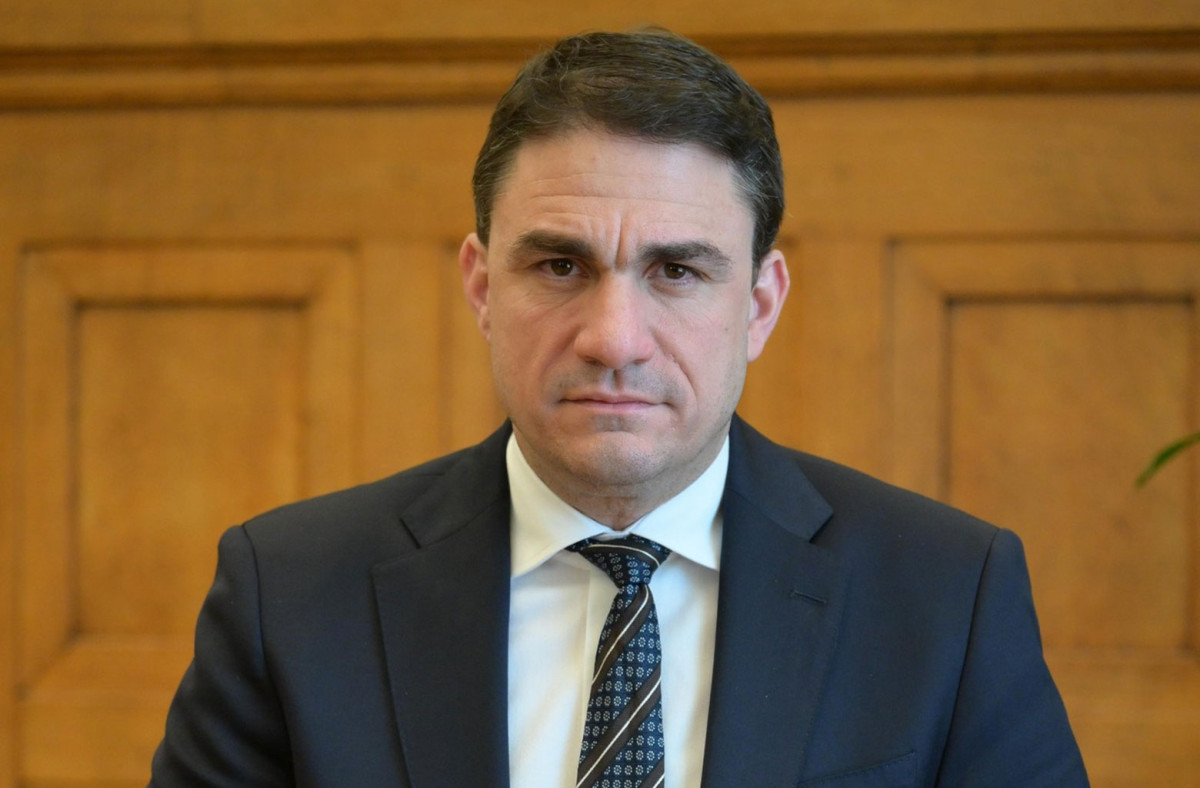 Ακρίβεια και «ελιτισμός»: Τα πυρά του ΠΑΣΟΚ στην κυβέρνηση – Πρόταση για ιταλικό μοντέλο στα καύσιμα