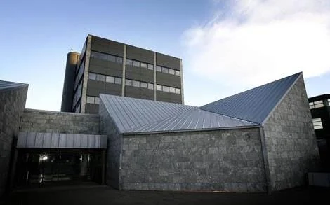 Η Ισλανδία ανεβάζει τα επιτόκια στο 18% στην κορύφωση της κρίσης