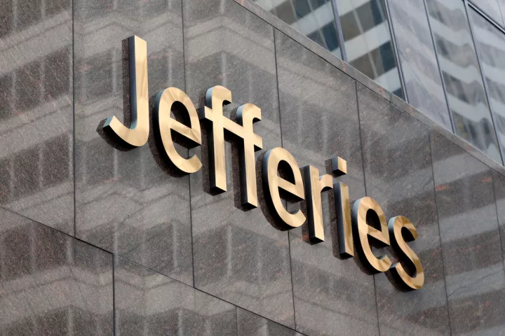 Jefferies: Ψήφος εμπιστοσύνης στην Ελλάδα – Τι βλέπει για οικονομία, τράπεζες και Χρηματιστήριο