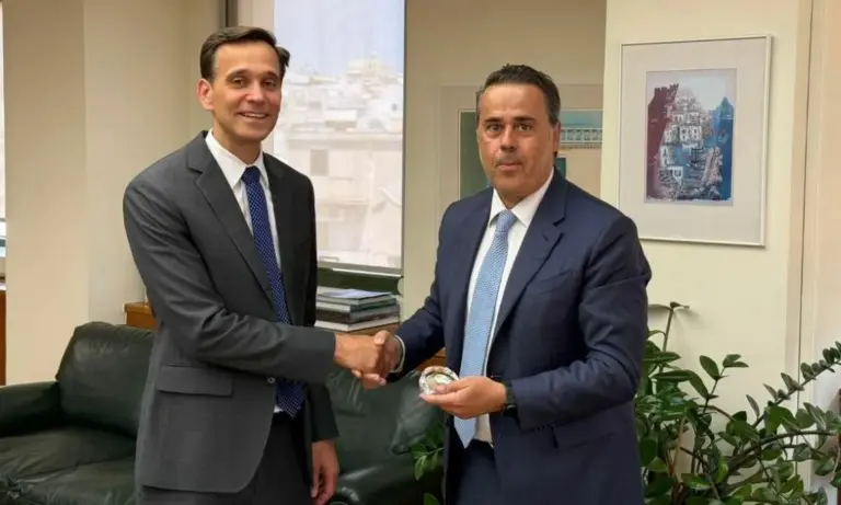 Νέα εποχή στην αμερικανική πρεσβεία: Ο «αθόρυβος» διπλωμάτης Τζόσουα Χακ παίρνει το τιμόνι