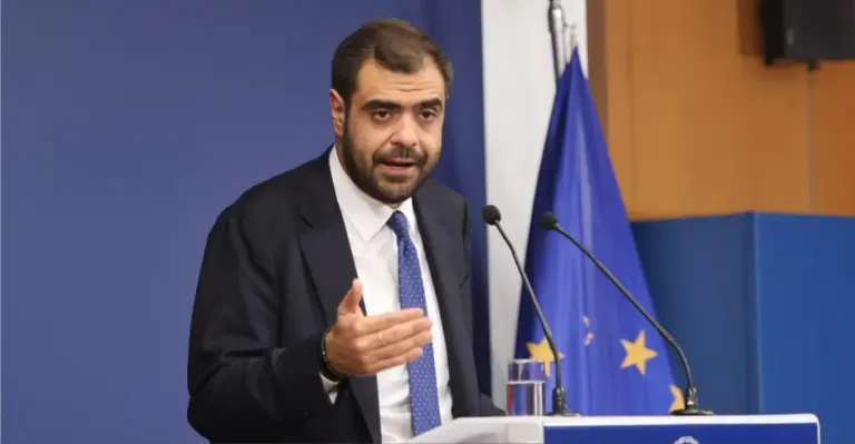 Παύλος Μαρινάκης κατά Τσίπρα για την κάλυψη σε Λαμπρινίδη: «Αντί για rebranding, πήρε τη μηχανή του χρόνου και γύρισε στο 2008»