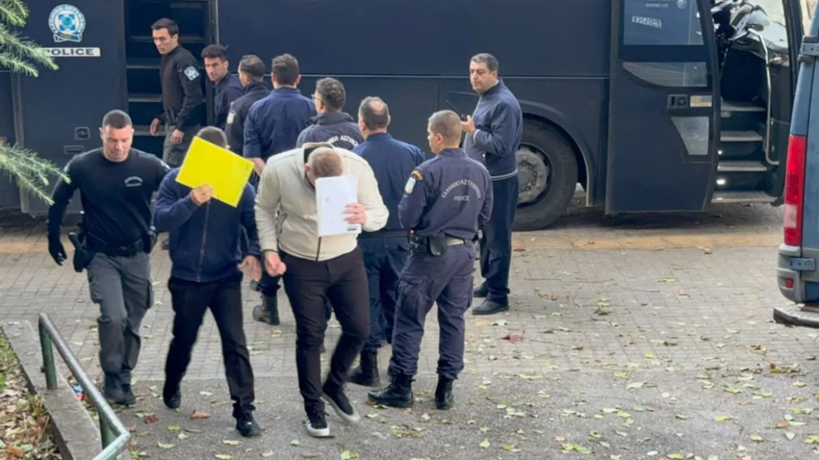 Έφτασαν στο Εφετείο οι 12 κατηγορούμενοι για τη δολοφονία Καμπανού – «Δικαίωση για τον Άλκη» ζήτησε η μητέρα του