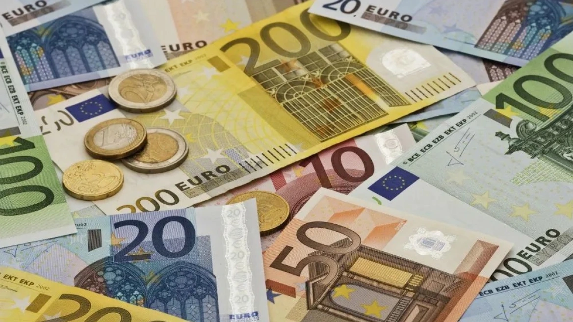 Ευρώ: Σε χαμηλό 17 μηνών με φόντο τα δημοσιονομικά της Γαλλίας και τις πρόωρες εκλογές στην Ισπανία