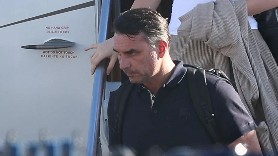 Πώς διέφυγε ο Μπολσονάρου από τη Βραζιλία: Το σχέδιο παραπλάνησης με τα 4 ΙΧ, το ιδιωτικό τζετ στην Αργεντινή και η βοήθεια του Λευκού Οίκου