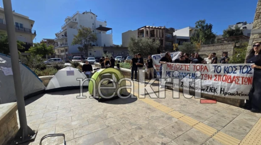 Φοιτητές έστησαν σκηνές έξω από την περιφέρεια Κρήτης, διαμαρτύρονται για το κόστος της στέγης
