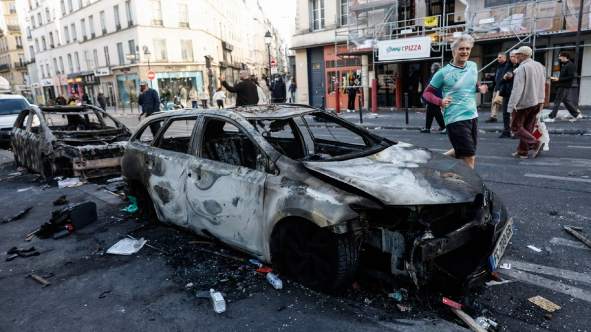 Ο Μακρόν αρνήθηκε την παραίτηση του υπουργού Εσωτερικών μετά τη νύχτα χάους με 2.400 συλλήψεις και 1.000 τραυματίες, αναχωρεί για τον Κόλπο