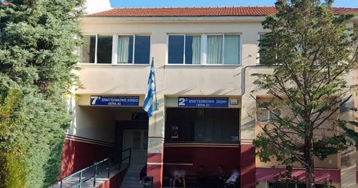 ΦΩΣ ΑΝΑΓΚΗΣ ΣΤΗΝ ΠΑΤΡΑ: Μαθητές ΕΠΑΛ κάνουν μάθημα με φακούς!