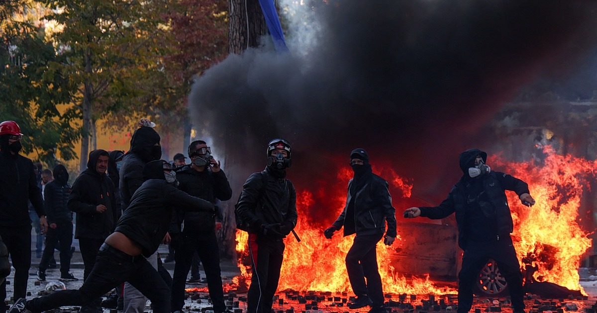 Αλβανία στο χείλος: Εμπρησμοί, συλλήψεις, Ράμα καταγγέλλει
