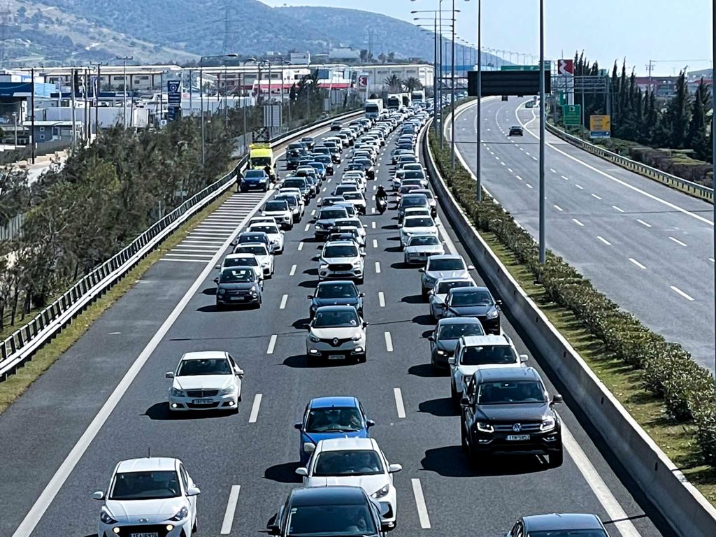 ΧΑΟΣ στην Αττική Οδό: Οδηγός εκσφενδονίστηκε στις γραμμές!