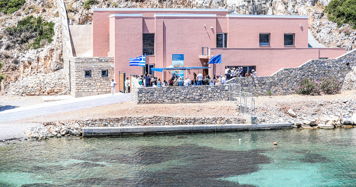 Συγκίνηση στο Αγαθονήσι: Πειραιάς παρελαύνει με τα 7 παιδιά