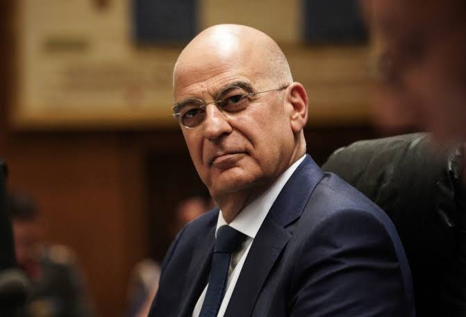 Ο Δένδιας αδειάζει Μητσοτάκη