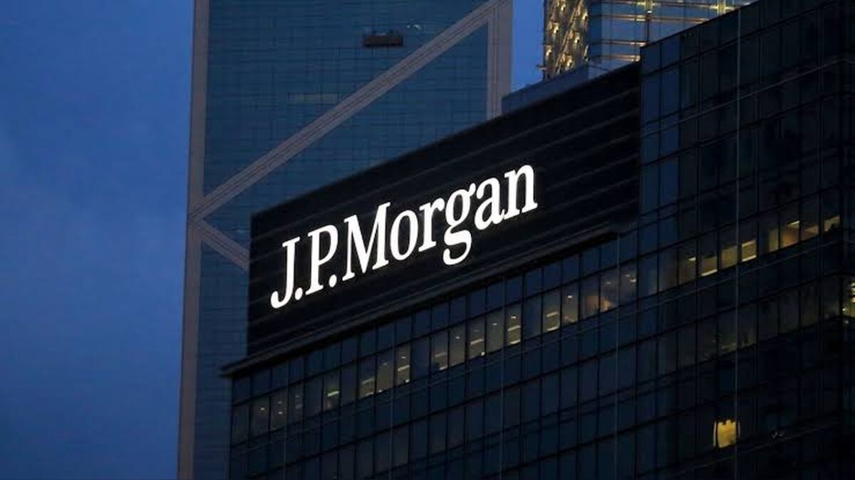 J.P. Morgan: Υπεραποδίδει το Χρηματιστήριο Αθηνών – Ισχυρές προοπτικές κερδοφορίας και ευκαιρίες στις τράπεζες