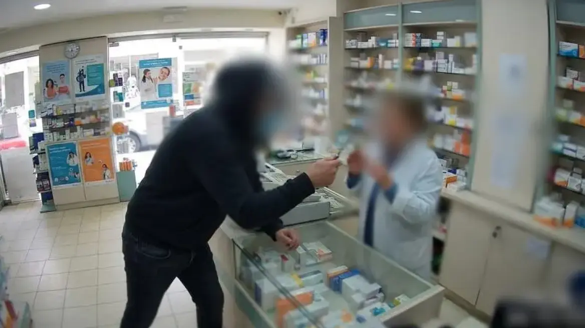21χρονος με κατσαβίδι λήστεψε φαρμακείο στην Κρήτη, πήρε €300 και πήγε για… καφέ: Ζήτησε συγγνώμη όταν τον συνέλαβαν