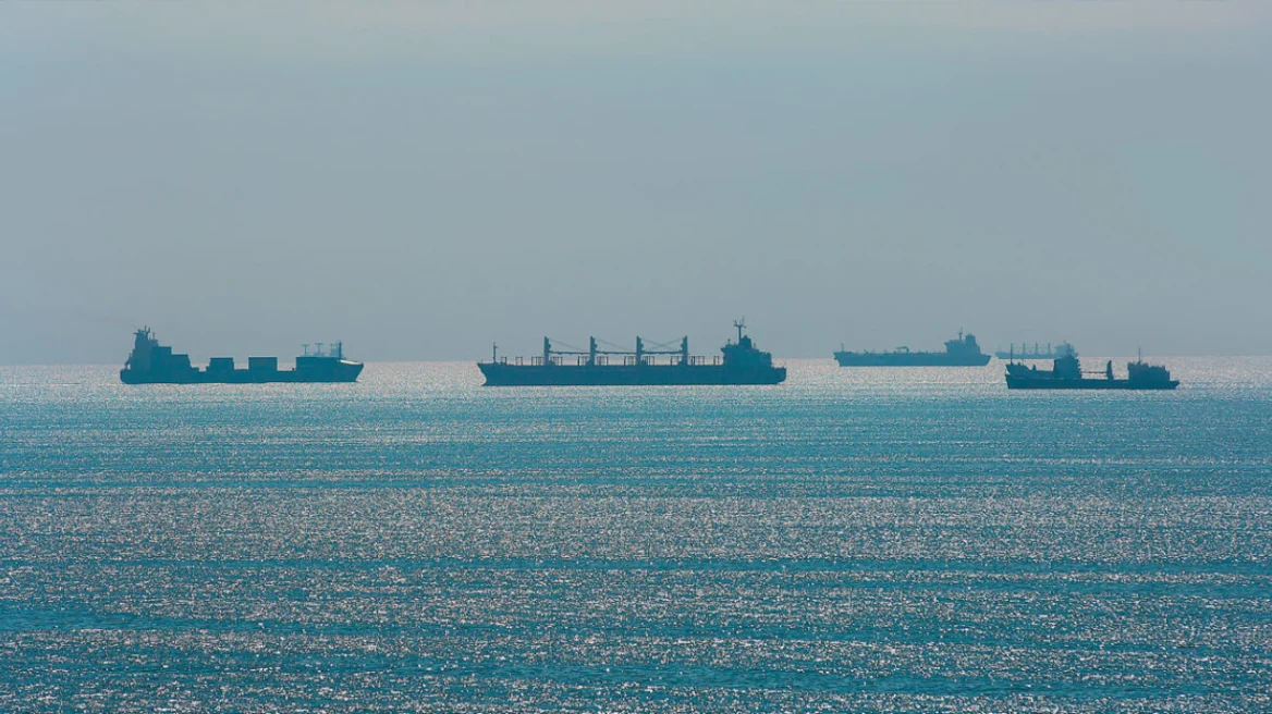 Φωτιά σε δύο τάνκερ νότια των Στενών του Ορμούζ: Οι Φρουροί της Επανάστασης ανακοίνωσαν ότι προσέκρουσαν σε νάρκες