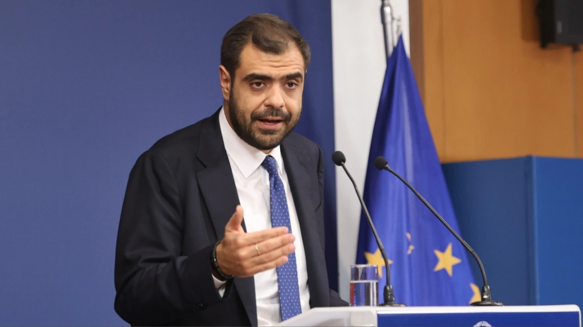 Μαρινάκης κατά Τσίπρα για την κάλυψη σε Λαμπρινίδη: «Αντί για rebranding, πήρε τη μηχανή του χρόνου και γύρισε στο 2008»