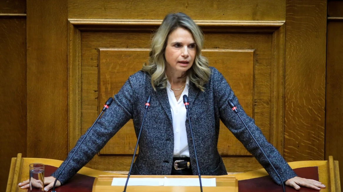 Μιλένα Αποστολάκη: 1,3 εκατ. πολίτες απέχουν πάνω από 5 χιλιόμετρα από ΑΤΜ