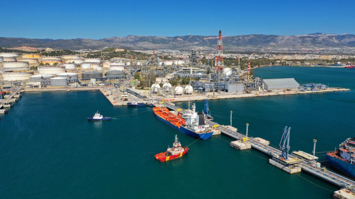 Έκρηξη στις εγκαταστάσεις της Motor Oil στους Αγίους Θεοδώρους, δύο τραυματίες