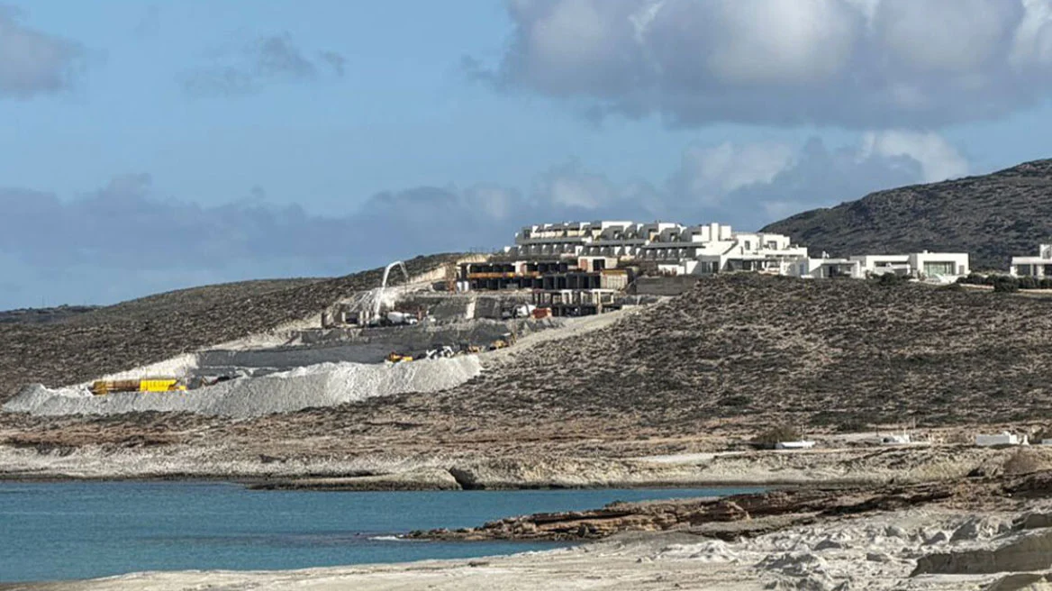 «Δεν φταίμε εμείς για το White Coast», υποστηρίζει ο Δήμος Μήλου και ρίχνει τις ευθύνες στο ΥΠΕΝ