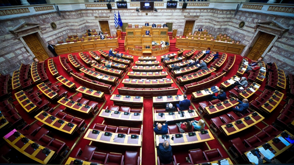 «Παρών» από ΠΑΣΟΚ, «όχι» από κόμματα στον κόφτη στα social media: Λυπηρή η στάση τους, σχολιάζουν από την κυβέρνηση